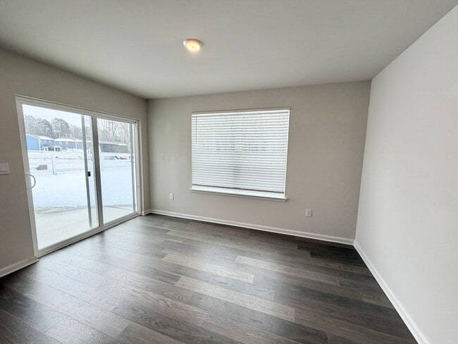Building Photo - 633 Currant Cir