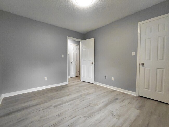Building Photo - 208 Woodcarver Trail