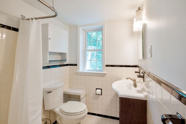 Building Photo - Charming 1BR/1BA in Silver Spring – $500 Move-In Credit (Look & Lease by March 1!)