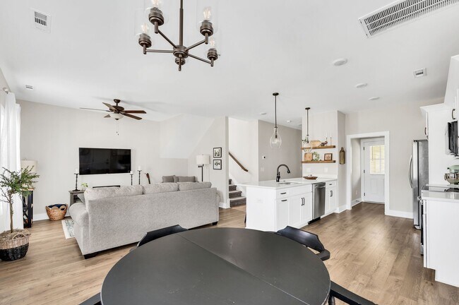 Building Photo - 1016 Sycamore Rdg E