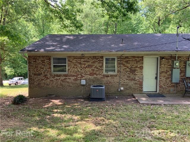 Building Photo - 2320 Woodbridge Dr