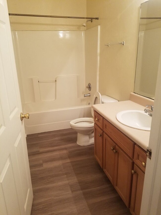 Building Photo - 3/2 Townhouse off Blairstone Road, Right By Governors Square Mall!