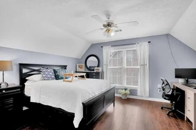 Building Photo - 828 Windsor Oak Cir