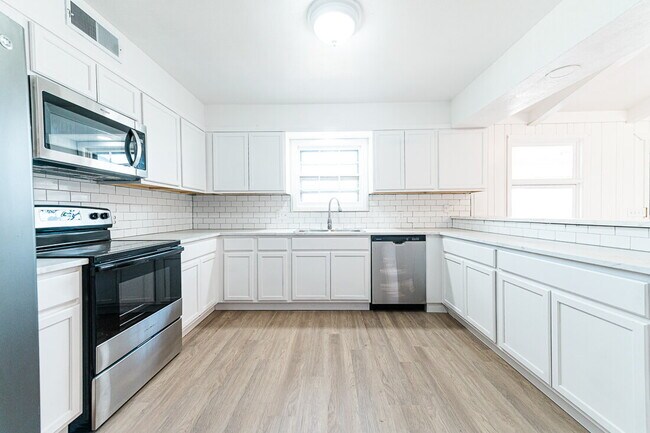 Building Photo - Spacious 3/2 with 2 Living Areas!