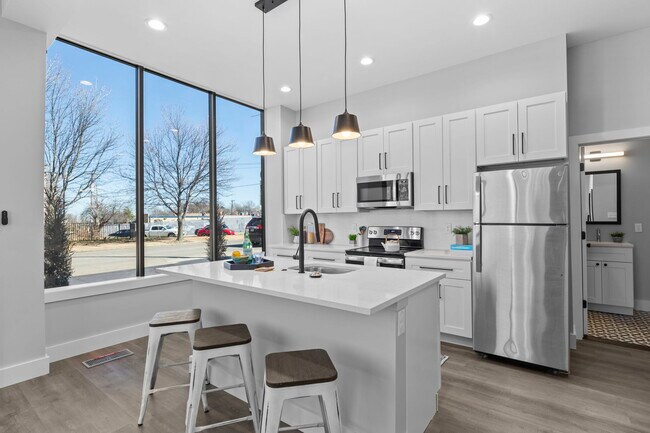 Building Photo - 6012 Southwest Ave