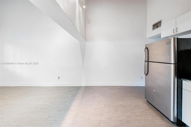 Building Photo - 1050 NE 129th St