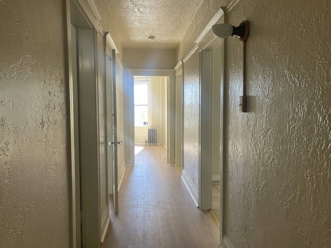 Building Photo - 1br - Large Remodeled 1bed W/Large Closet/...