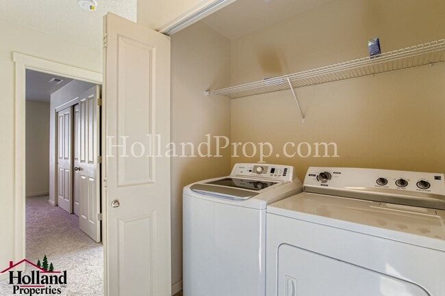 Building Photo - Lovely 3-Level Townhouse in great Hillsbor...