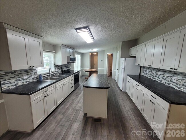 Building Photo - 179 Family Cir