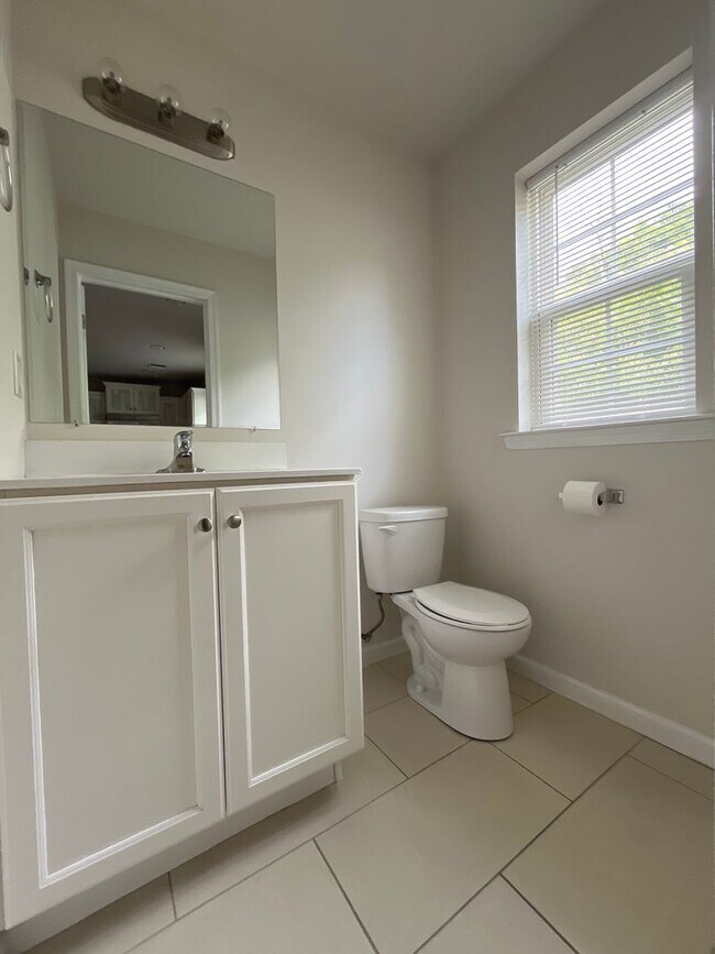 Building Photo - Stunning twin home located in West Bethlehem