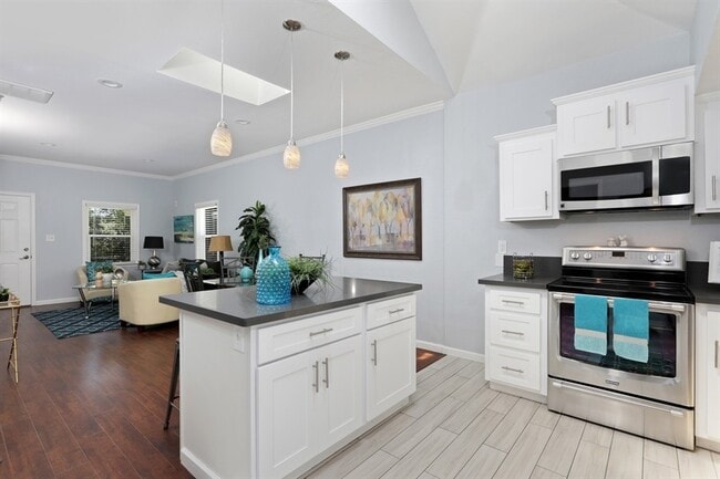 Building Photo - Beautiful 2 Bdrm, 1 Bath Downtown Sac Remodel!