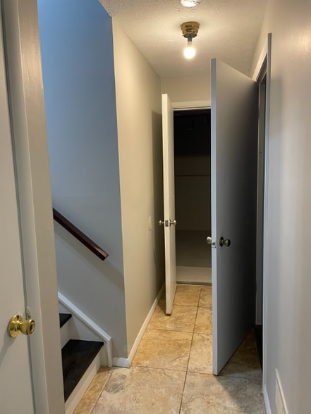 Building Photo - 3845 Farm Brook Ln