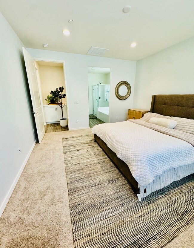 Building Photo - 5 Bedroom Home for Rent in Winchester