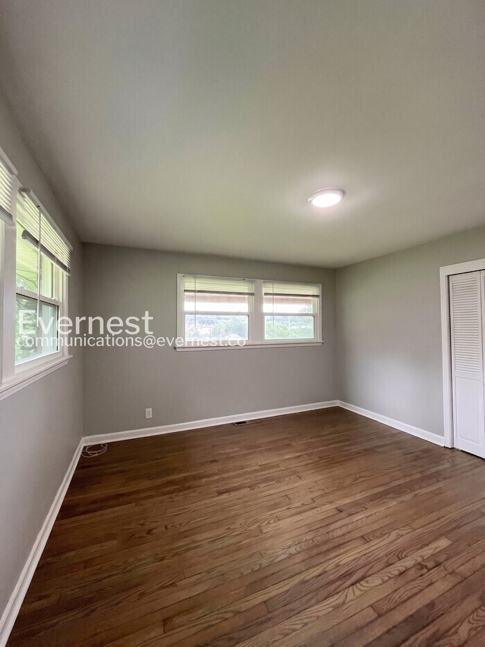 Building Photo - 405 Cedarvalley Dr