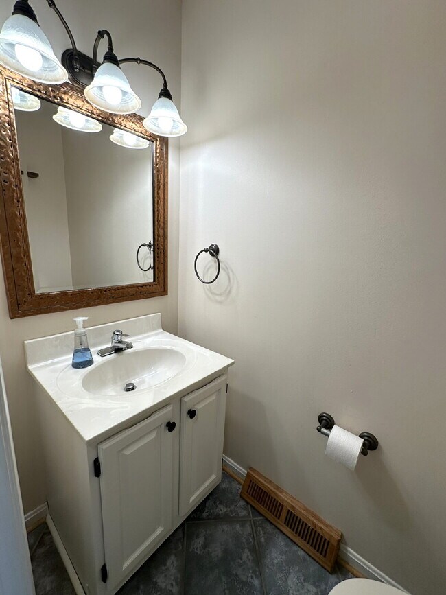 Building Photo - 3-Bedroom Townhome in Furnace Hills