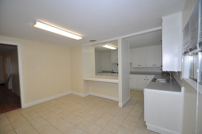 Building Photo - 704 W Moore St