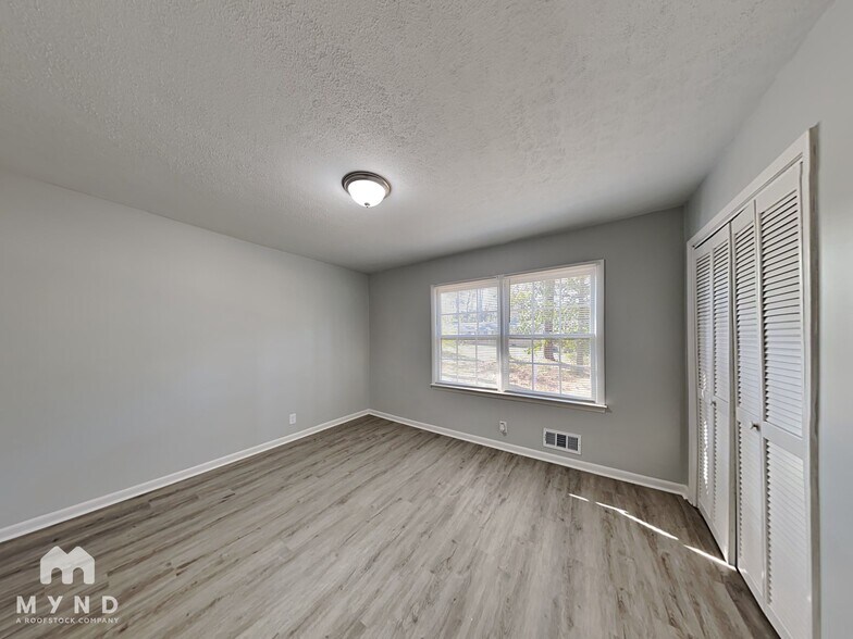 Building Photo - 1290 Maple St SE