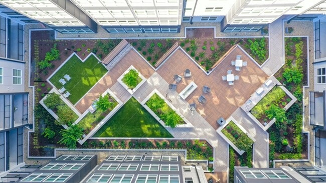 Building Photo - 500 W Trade St