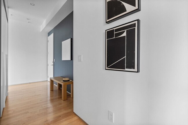 Building Photo - 618 E 2nd St