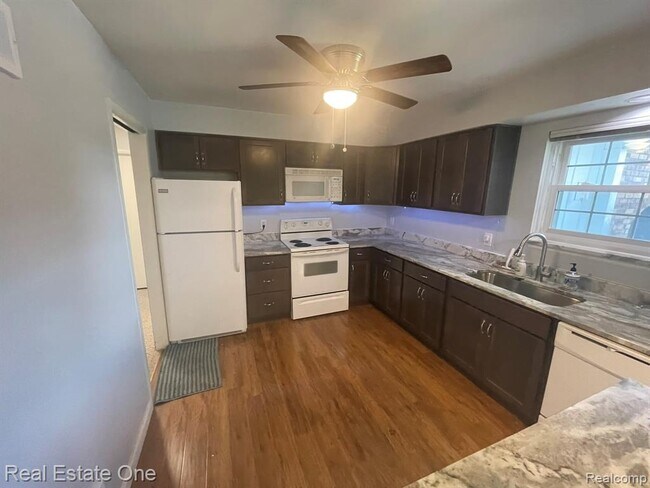 Building Photo - 30975 Pointe of Woods Dr