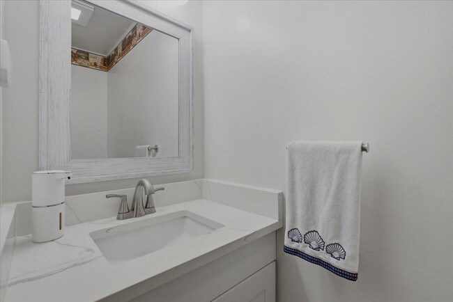 Building Photo - 899 Holborn Ct