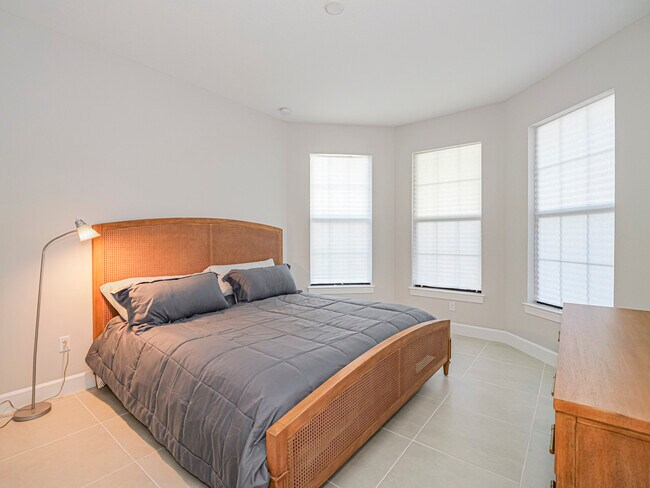 Building Photo - 3842 White Alder Wy