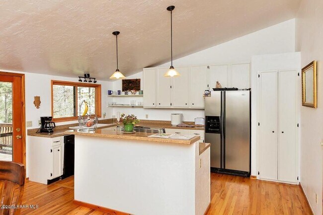 Building Photo - 2255 Pine Dr