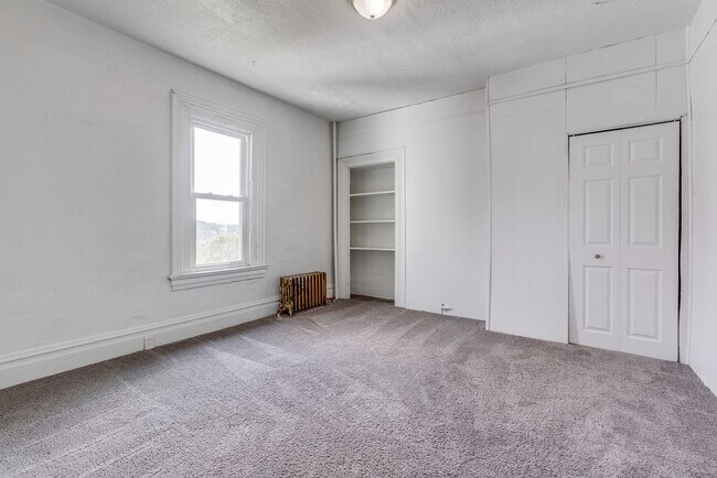 Building Photo - AVAILABLE July 2026 - Huge 5 Bedroom, 2 Bath Home in South Side Slopes w/ Garage Attached!