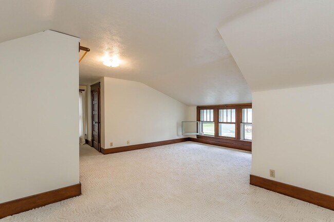 Building Photo - Charming Home - Close to Fort Riley