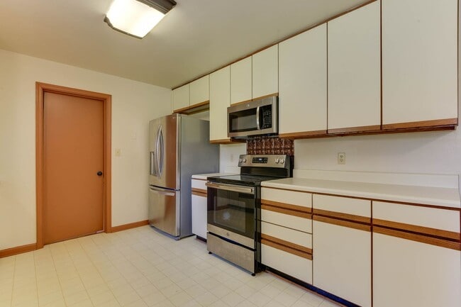 Building Photo - Welcome to Yorktown with a charming rural feel!