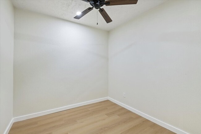 Building Photo - 309 N Commercial Ave