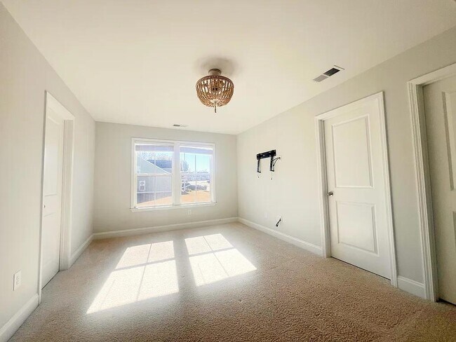 Building Photo - 1105 Cortland Vly