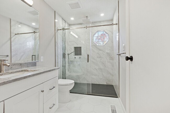 Building Photo - Hampton Townhouse-Move in Quick