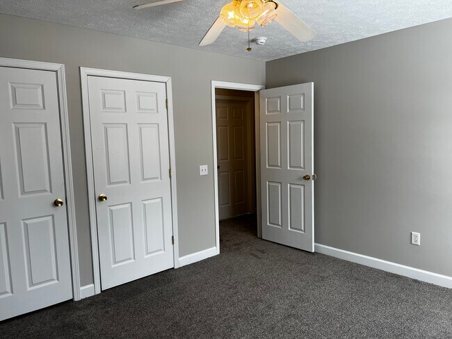 Building Photo - 5010 Delray Dr