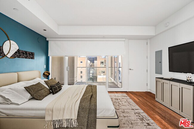 Building Photo - 6250 Hollywood Blvd