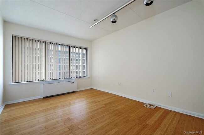 Building Photo - 400 High Point Dr