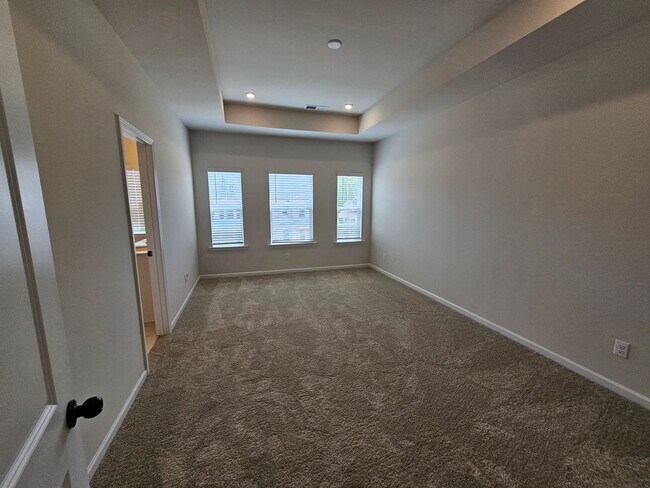 Building Photo - Like New Townhome in Mint Hill