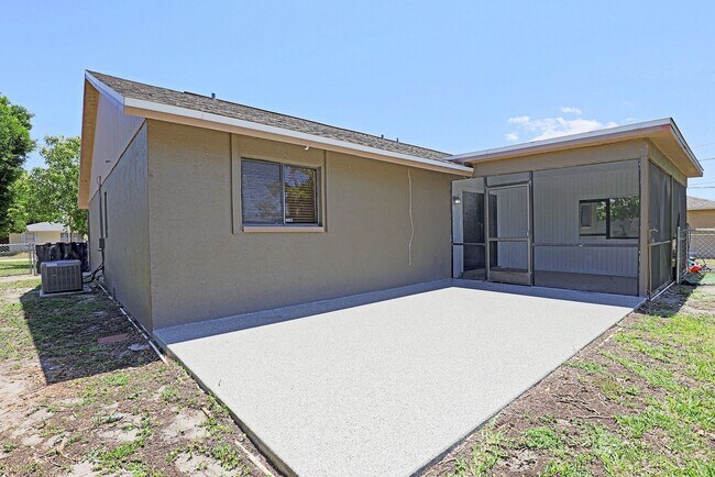Building Photo - Duplex Cape Coral 3818