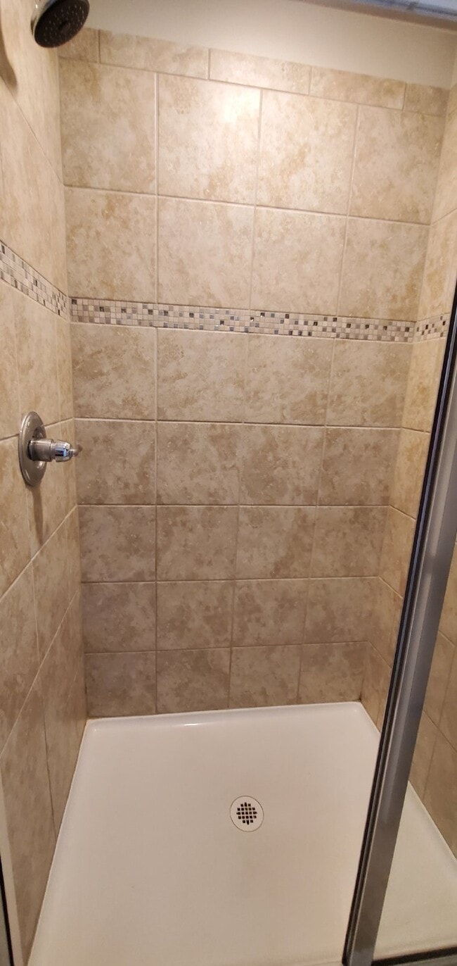 Building Photo - "Charming 3-Bedroom Retreat with 2.5 Baths in Charlotte's Heart – Spacious 1880 Sq Ft Gem!"