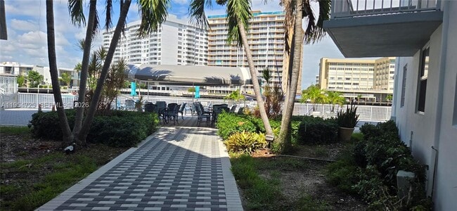 Building Photo - 1913 S Ocean Dr