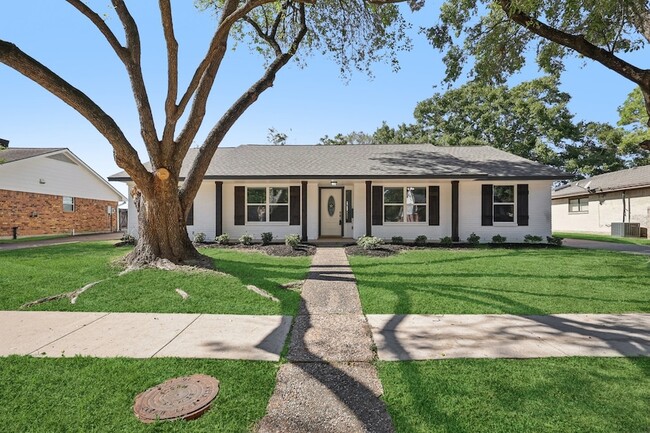 Building Photo - 15322 Torry Pines Rd