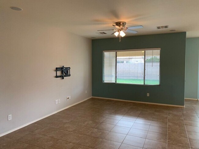 Building Photo - Beautiful 4 bedroom 2 bath home