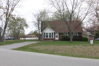 Building Photo - 4 Bedroom Pet Friendly Home For Rent Near Post!