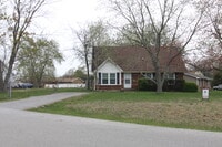 Building Photo - 4 Bedroom Pet Friendly Home For Rent Near Post!