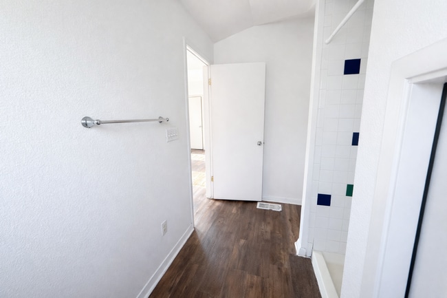 Building Photo - 212 Lessin Ln