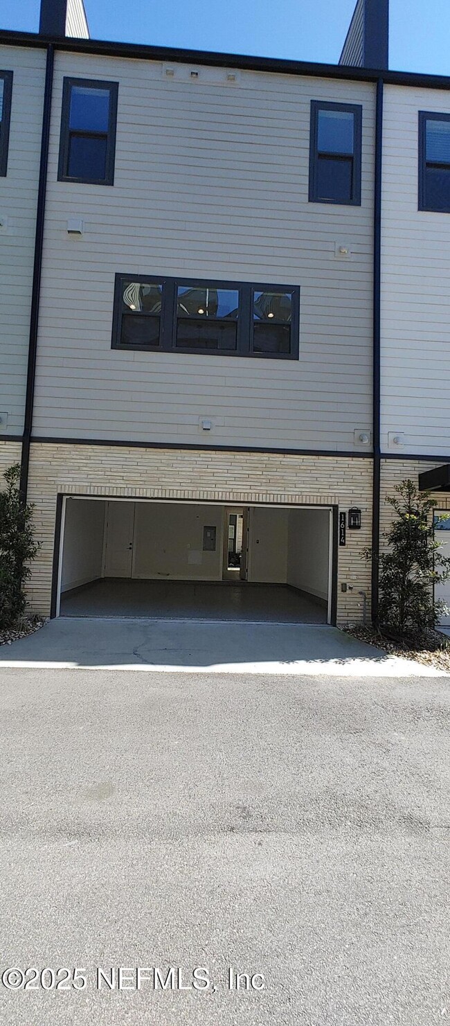 Building Photo - 1614 Bridgeton Dr