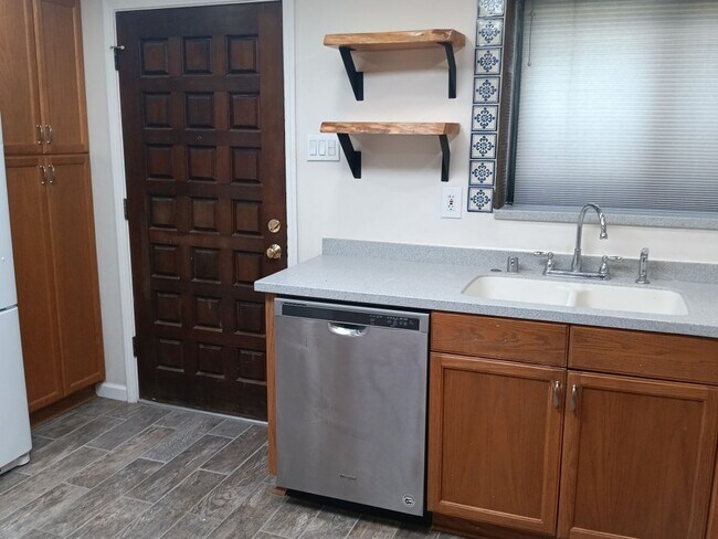Building Photo - Stunning 3-bedroom, 2-bathroom home! Comin...