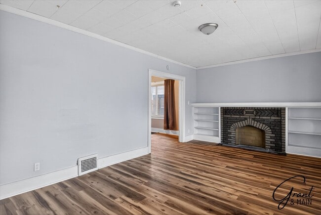 Building Photo - $1550 4 bedrooms