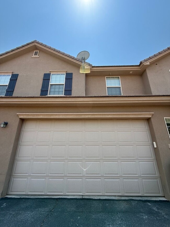 Building Photo - Townhome in Casitas at Hidden Valley with ...