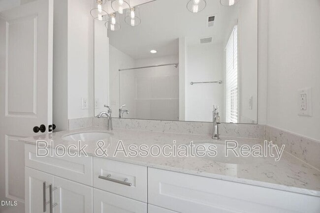 Building Photo - 2813 Wilcox Pl